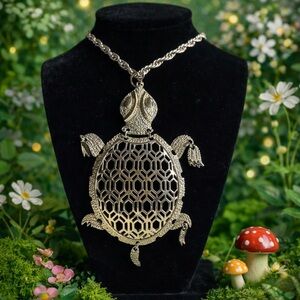 Vintage  Silver Turtle Pendant Necklace